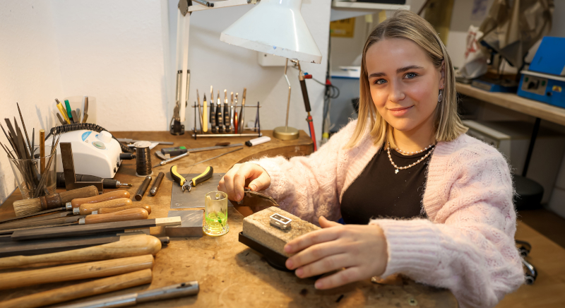 Goldschmiedin Paulina Roßbach Foto JS 1 Kopie