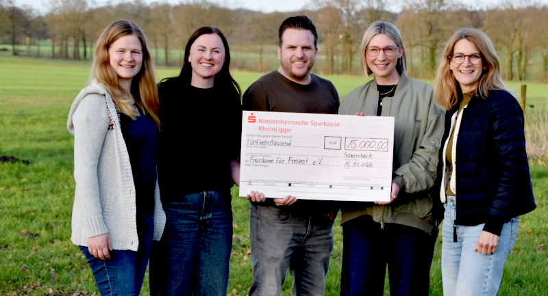 AScheckübergabeSuperheldenuefte